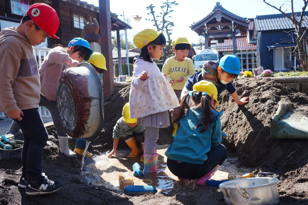 砂場にはいつの季節も誰かがいる