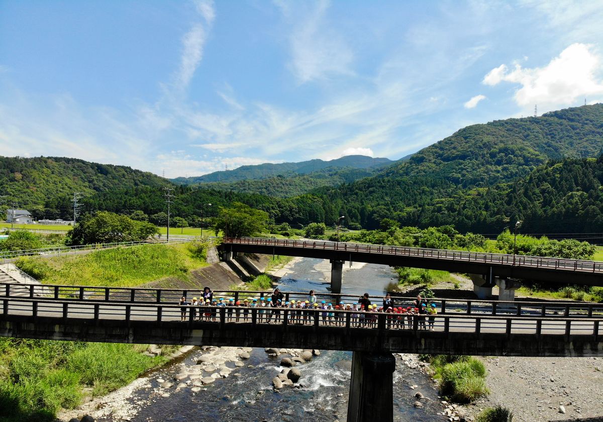 青い空、白い雲、山の緑、透き通った川の水