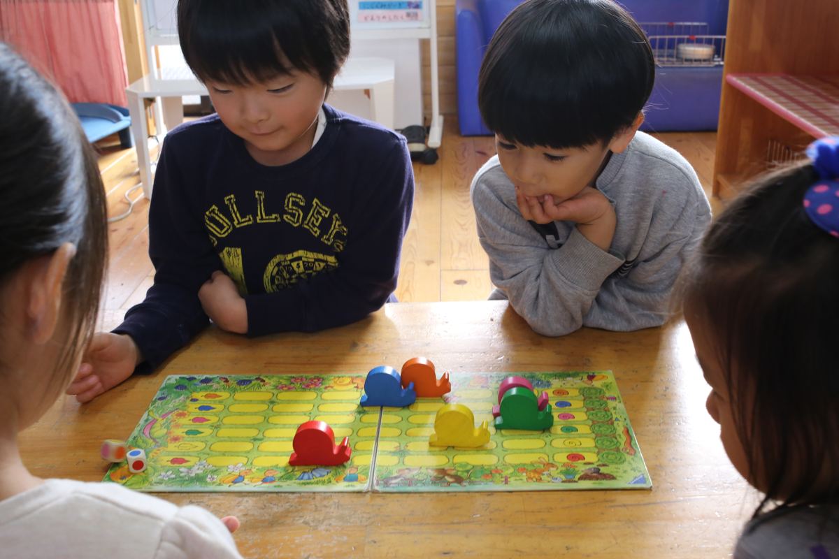 ボードゲームに興じるこどもたち