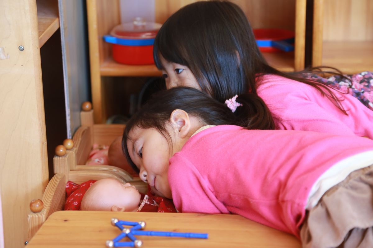 赤ちゃんを寝かしつけるその目はまるでお母さん