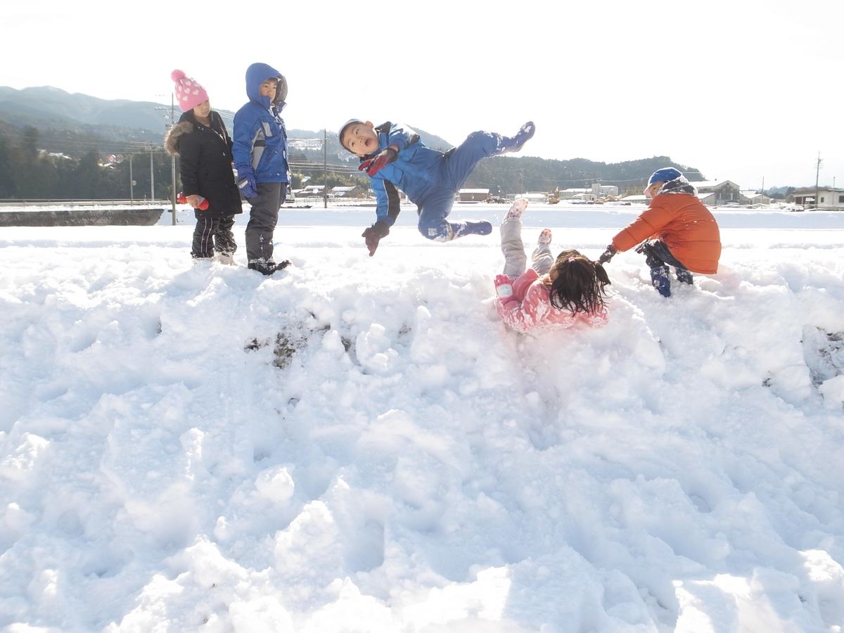 雪の中で遊ぶこどもたち