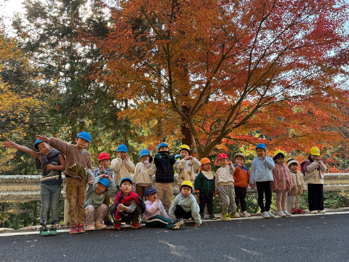 赤く染まった紅葉の下で記念撮影