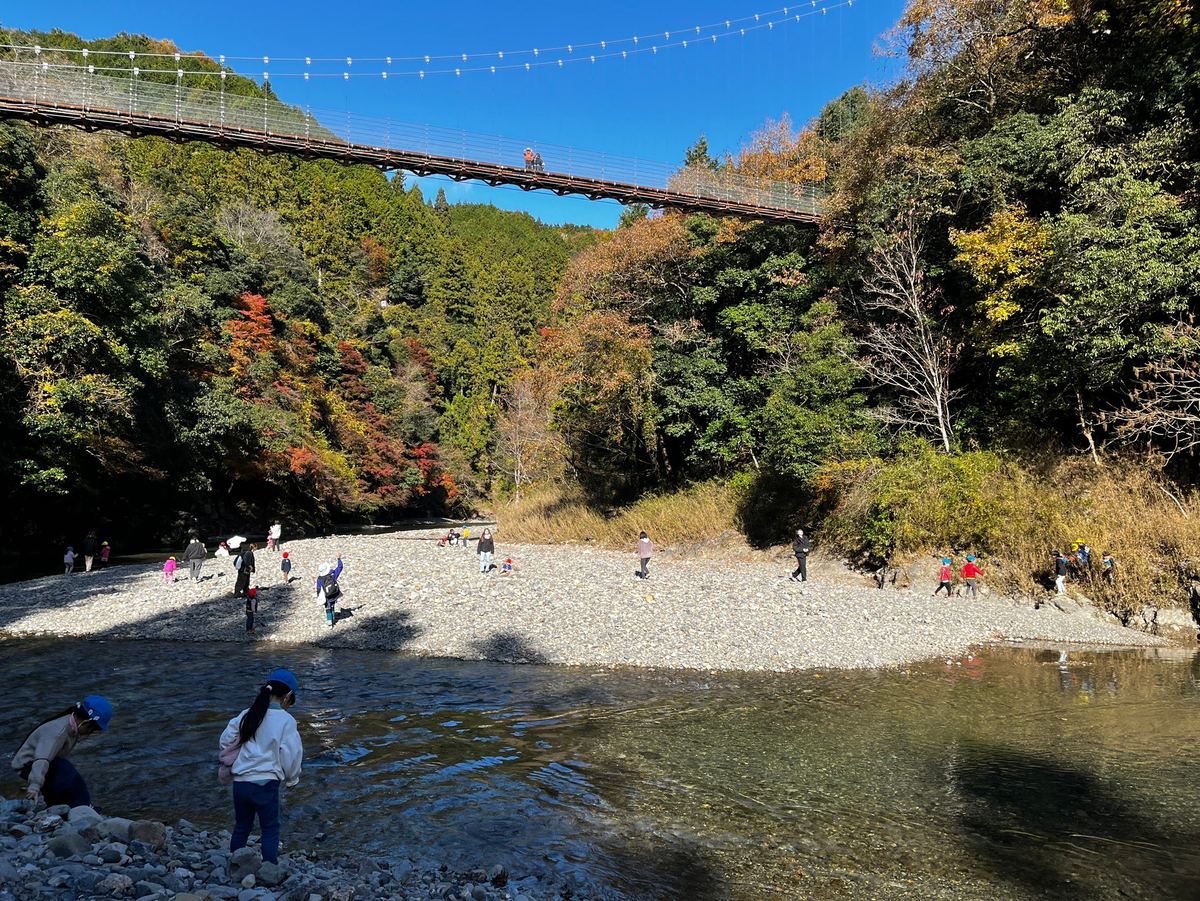 吊り橋の下で秋の川遊び